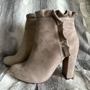 XOXO Ysabella taupe booties size 6